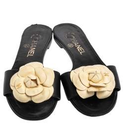 مملوكة مسبقًا حذاء سلايدز شانيل فلات سي سي مزخرف كاميليا جلد كريمي/أسود مقاس 36.5