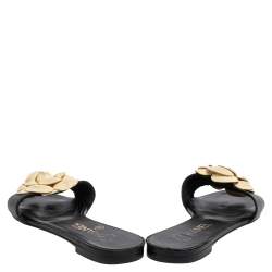 مملوكة مسبقًا حذاء سلايدز شانيل فلات سي سي مزخرف كاميليا جلد كريمي/أسود مقاس 36.5