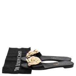 مملوكة مسبقًا حذاء سلايدز شانيل فلات سي سي مزخرف كاميليا جلد كريمي/أسود مقاس 36.5