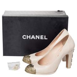 Pre Owned حذاء كعب عالي شانيل كعب وغطاء مقدمة سي سي مزخرف جلد بيج مقاس 39