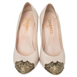 Pre Owned حذاء كعب عالي شانيل كعب وغطاء مقدمة سي سي مزخرف جلد بيج مقاس 39