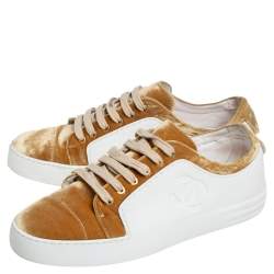 Pre Owned حذاء رياضي شانيل سي سي مطاط وقطيفة أبيض/ذهبي  بعنق منخفض مقاس 39