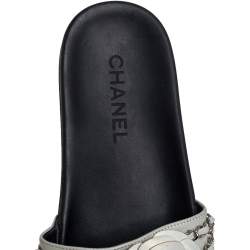 مملوكة مسبقًا Chanel White Leather Tropiconic Camellia And Chain Detail Slide Sandals Size 38