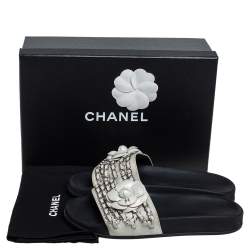 مملوكة مسبقًا Chanel White Leather Tropiconic Camellia And Chain Detail Slide Sandals Size 38