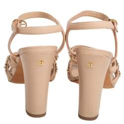 Pre Owned صندل شانيل جلد بيج مزين بسلسلة بحزام كاحل مقاس 38
