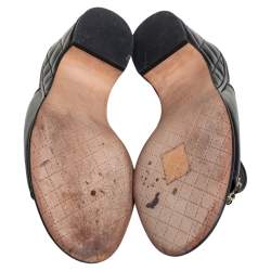 مملوكة مسبقًا صندل سلايد شانيل CC جلد أسود مزين بسلسلة مقاس 37.5