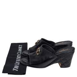 مملوكة مسبقًا صندل سلايد شانيل CC جلد أسود مزين بسلسلة مقاس 37.5