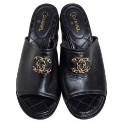 مملوكة مسبقًا صندل سلايد شانيل CC جلد أسود مزين بسلسلة مقاس 37.5