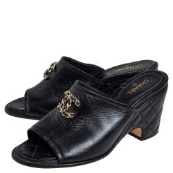 مملوكة مسبقًا صندل سلايد شانيل CC جلد أسود مزين بسلسلة مقاس 37.5