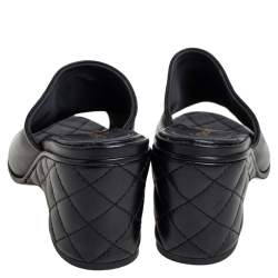 مملوكة مسبقًا صندل سلايد شانيل CC جلد أسود مزين بسلسلة مقاس 37.5