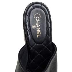 مملوكة مسبقًا صندل سلايد شانيل CC جلد أسود مزين بسلسلة مقاس 37.5