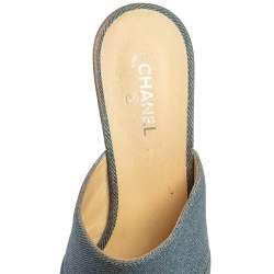 Pre Owned حذاء سلايد شانيل قماش ودنيم أزرق/أسود مزين سي سي مقاس 38