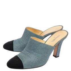 Pre Owned حذاء سلايد شانيل قماش ودنيم أزرق/أسود مزين سي سي مقاس 38