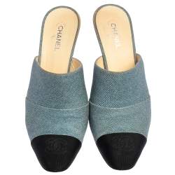 Pre Owned حذاء سلايد شانيل قماش ودنيم أزرق/أسود مزين سي سي مقاس 38