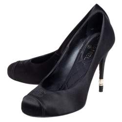 مملوكة مسبقًا حذاء كعب عالي شانيل ساتان أسود لؤلؤ مزخرف بالكعب مقاس 38