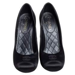 مملوكة مسبقًا حذاء كعب عالي شانيل ساتان أسود لؤلؤ مزخرف بالكعب مقاس 38