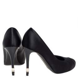 مملوكة مسبقًا حذاء كعب عالي شانيل ساتان أسود لؤلؤ مزخرف بالكعب مقاس 38