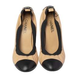 Pre Owned Chanel Beige/Black Leather Cap Toe Scrunch Pumps Size 40.5