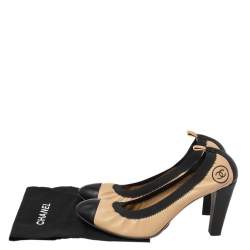 Pre Owned Chanel Beige/Black Leather Cap Toe Scrunch Pumps Size 40.5