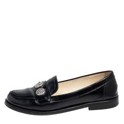 مملوكة مسبقًا حذاء لوفرز شانيل سليب أون جلد أسود مزين بنقود معدنية مقاس 37