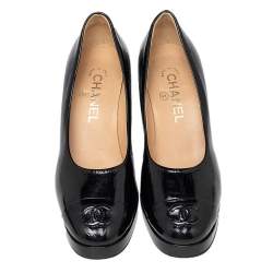 Pre Owned حذاء كعب عالي شانيل CC جلد أسود لامع بمقدمة مستديرة وكعب مربع سميك مقاس 37