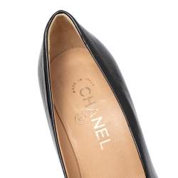 Pre Owned حذاء كعب عالي شانيل CC جلد أسود لامع بمقدمة مستديرة وكعب مربع سميك مقاس 37