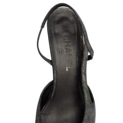 Pre Owned صندل شانيل قماش وسويدي أسود / رصاصي ميتاليك بمقدمة مستديرة وحزام كاحل مقاس 40