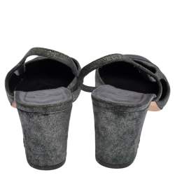 Pre Owned صندل شانيل قماش وسويدي أسود / رصاصي ميتاليك بمقدمة مستديرة وحزام كاحل مقاس 40