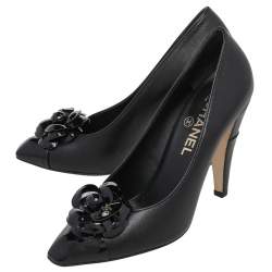 مملوكة مسبقًا حذاء كعب عالي شانيل سي سي كاميليا جلد لامع وجلد أسود مقاس 37.5