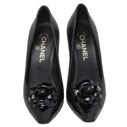 مملوكة مسبقًا حذاء كعب عالي شانيل سي سي كاميليا جلد لامع وجلد أسود مقاس 37.5