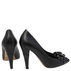 مملوكة مسبقًا حذاء كعب عالي شانيل سي سي كاميليا جلد لامع وجلد أسود مقاس 37.5