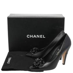 مملوكة مسبقًا حذاء كعب عالي شانيل سي سي كاميليا جلد لامع وجلد أسود مقاس 37.5