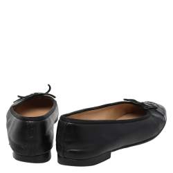 مملوكة مسبقًا Chanel Black Patent And Leather Bow CC Cap Toe Ballet Flats Size 36.5