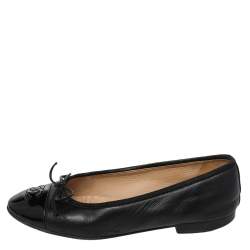 مملوكة مسبقًا Chanel Black Patent And Leather Bow CC Cap Toe Ballet Flats Size 36.5