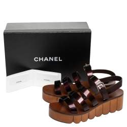 مملوكة مسبقًا Chanel Burgundy Patent Leather Interlocking CC Logo Slingback Platform Sandals Size 38