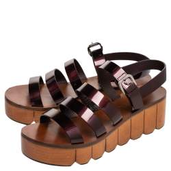 مملوكة مسبقًا Chanel Burgundy Patent Leather Interlocking CC Logo Slingback Platform Sandals Size 38