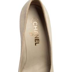 مملوكة مسبقًا حذاء كعب عالي شانيل سويدي كريمي/رصاصي مقدمة رصاصية مقاس 39