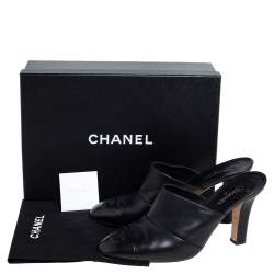 Pre Owned صندل سلايد شانيل جلد أسود مقدمة سوداء مزينة شعار الماركة سي سي مقاس 40.5