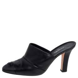 Pre Owned صندل سلايد شانيل جلد أسود مقدمة سوداء مزينة شعار الماركة سي سي مقاس 40.5