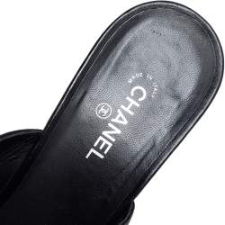 Pre Owned صندل سلايد شانيل جلد أسود مقدمة سوداء مزينة شعار الماركة سي سي مقاس 40.5