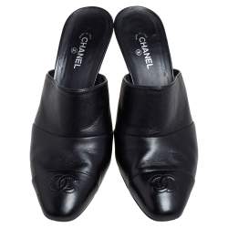 Pre Owned صندل سلايد شانيل جلد أسود مقدمة سوداء مزينة شعار الماركة سي سي مقاس 40.5