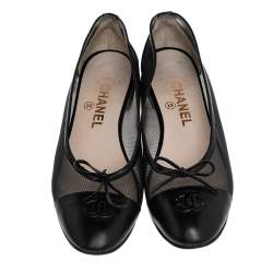 Pre Owned حذاء باليرينا فلات شانيل جلد وشبك أسود مزين شعار الماركة وفيونكة مقاس 37.5