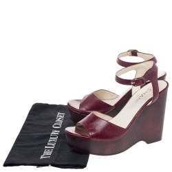 مملوكة مسبقًا Chanel Burgundy Leather Platform CC Wood Wedge Sandals Size 37