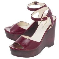 مملوكة مسبقًا Chanel Burgundy Leather Platform CC Wood Wedge Sandals Size 37