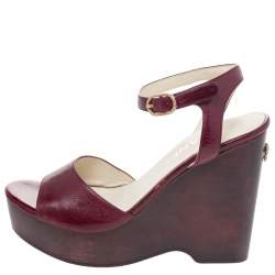 مملوكة مسبقًا Chanel Burgundy Leather Platform CC Wood Wedge Sandals Size 37