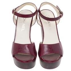 مملوكة مسبقًا Chanel Burgundy Leather Platform CC Wood Wedge Sandals Size 37