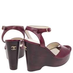 مملوكة مسبقًا Chanel Burgundy Leather Platform CC Wood Wedge Sandals Size 37
