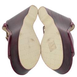 مملوكة مسبقًا Chanel Burgundy Leather Platform CC Wood Wedge Sandals Size 37