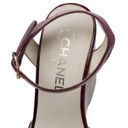 مملوكة مسبقًا Chanel Burgundy Leather Platform CC Wood Wedge Sandals Size 37