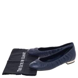 Pre Owned حذاء باليرينا فلات شانيل CC جلد أزرق كحلي مقاس 39.5